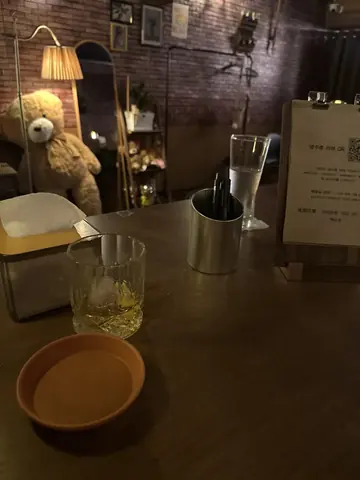 곰인형 옆 자리 — 곁혼술바 구월점, wkd****님 사진