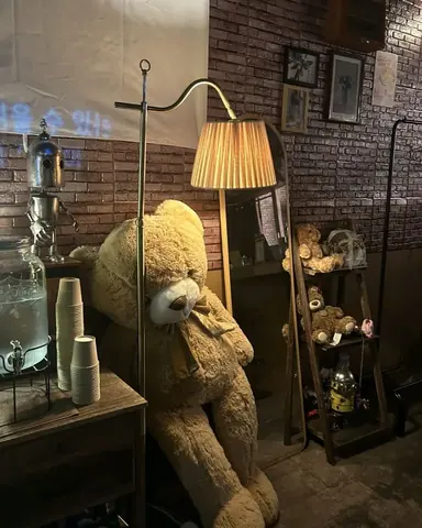 곰인형 코너 — 곁혼술바 구월점, civ****님 사진