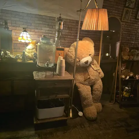 곰인형과 물 디스펜서 — 곁혼술바 구월점, eve****님 사진